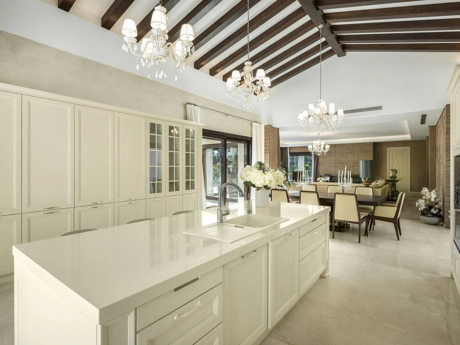 Villa en venta en Nueva Andalucia, Marbella