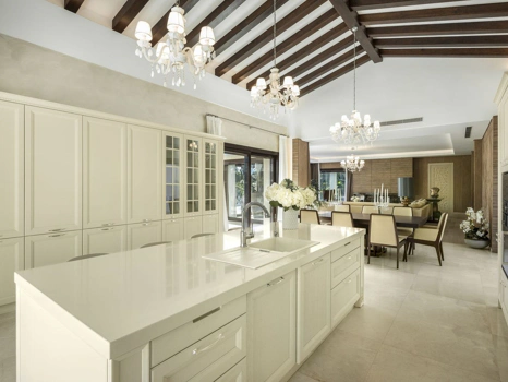 Villa en venta en Nueva Andalucia, Marbella
