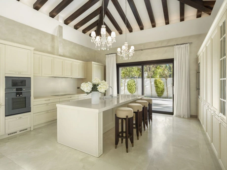 Villa en venta en Nueva Andalucia, Marbella