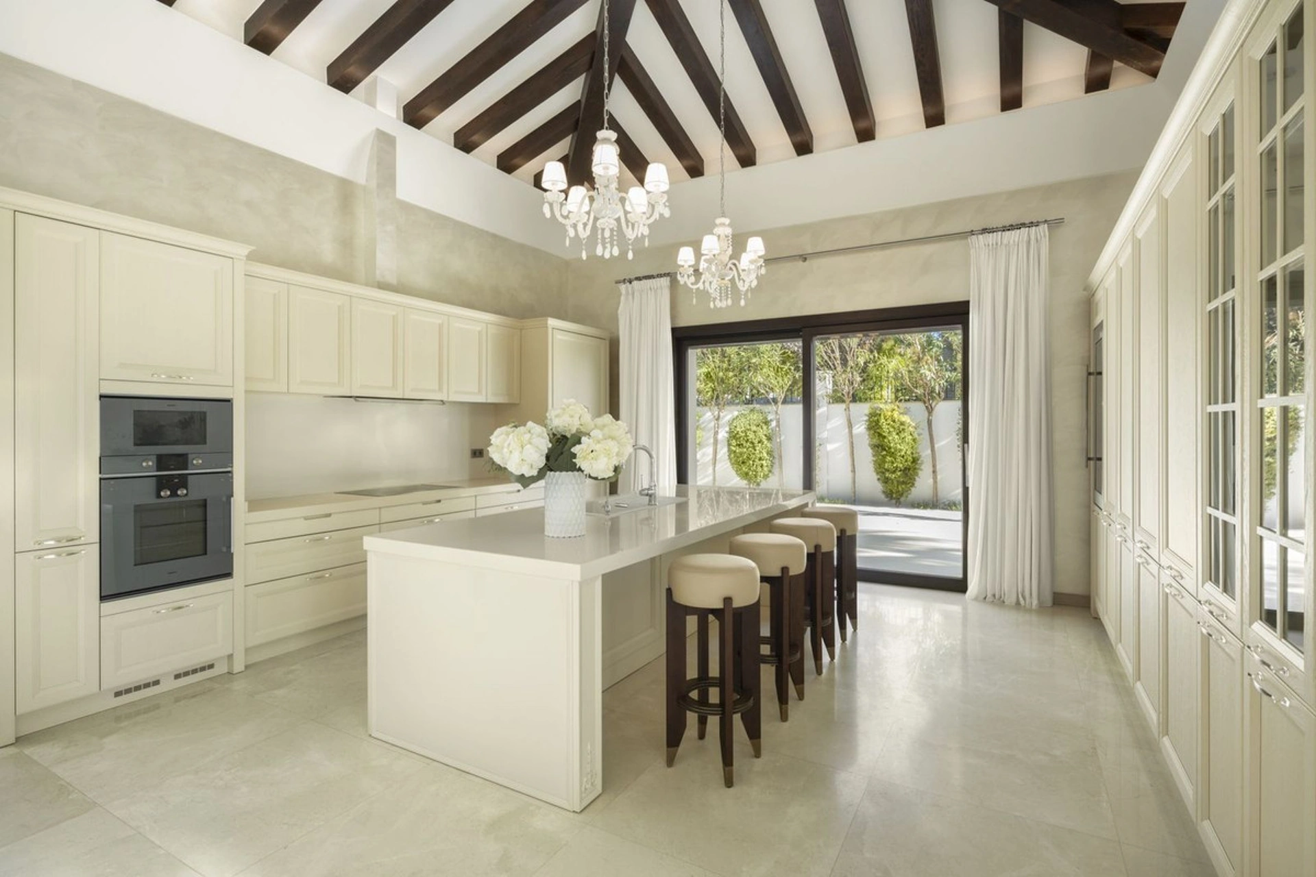 Villa en venta en Nueva Andalucia, Marbella