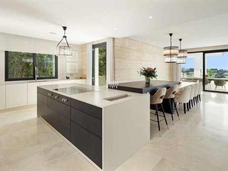 Villa for sale in Benahavis