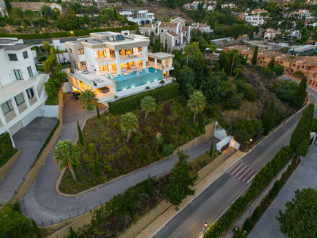 Villa for sale in Benahavis