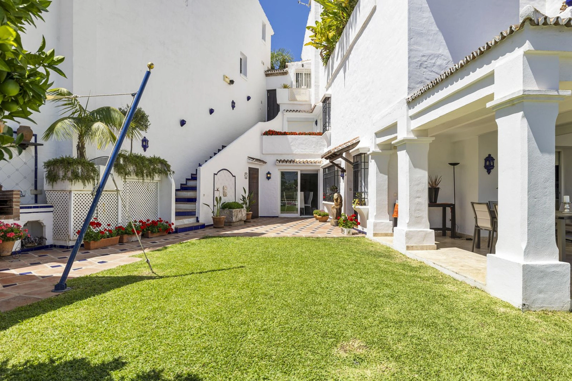 Adosado en venta en Nueva Andalucia, Marbella