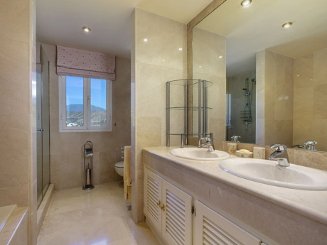 Villa for sale in La Quinta, Benahavis