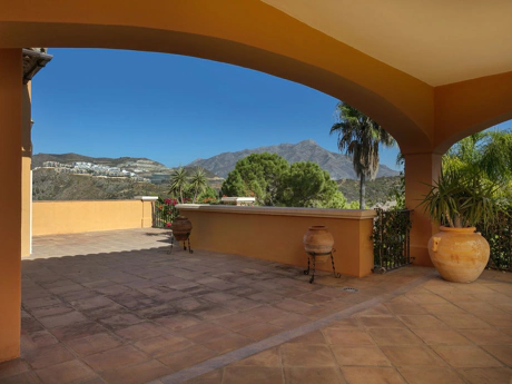 Villa for sale in La Quinta, Benahavis