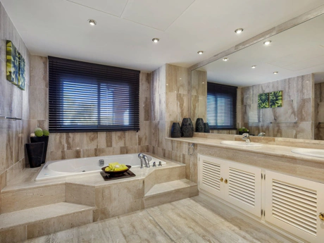 Villa for sale in La Quinta, Benahavis