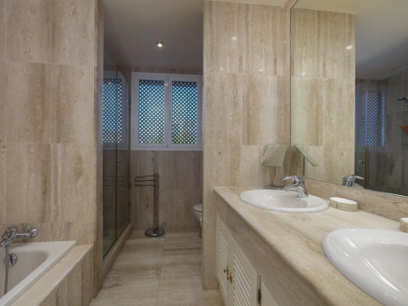 Villa for sale in La Quinta, Benahavis