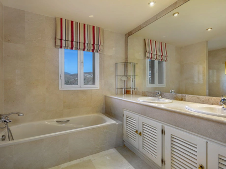 Villa for sale in La Quinta, Benahavis