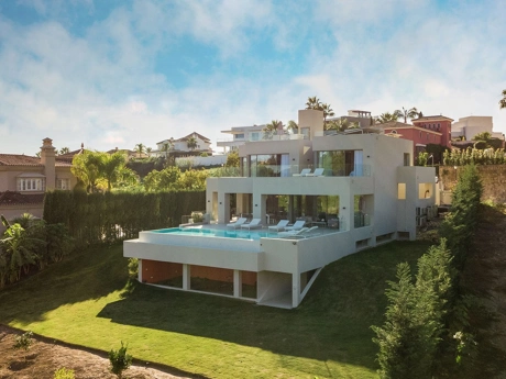 Villa en venta en Nueva Andalucia, Marbella
