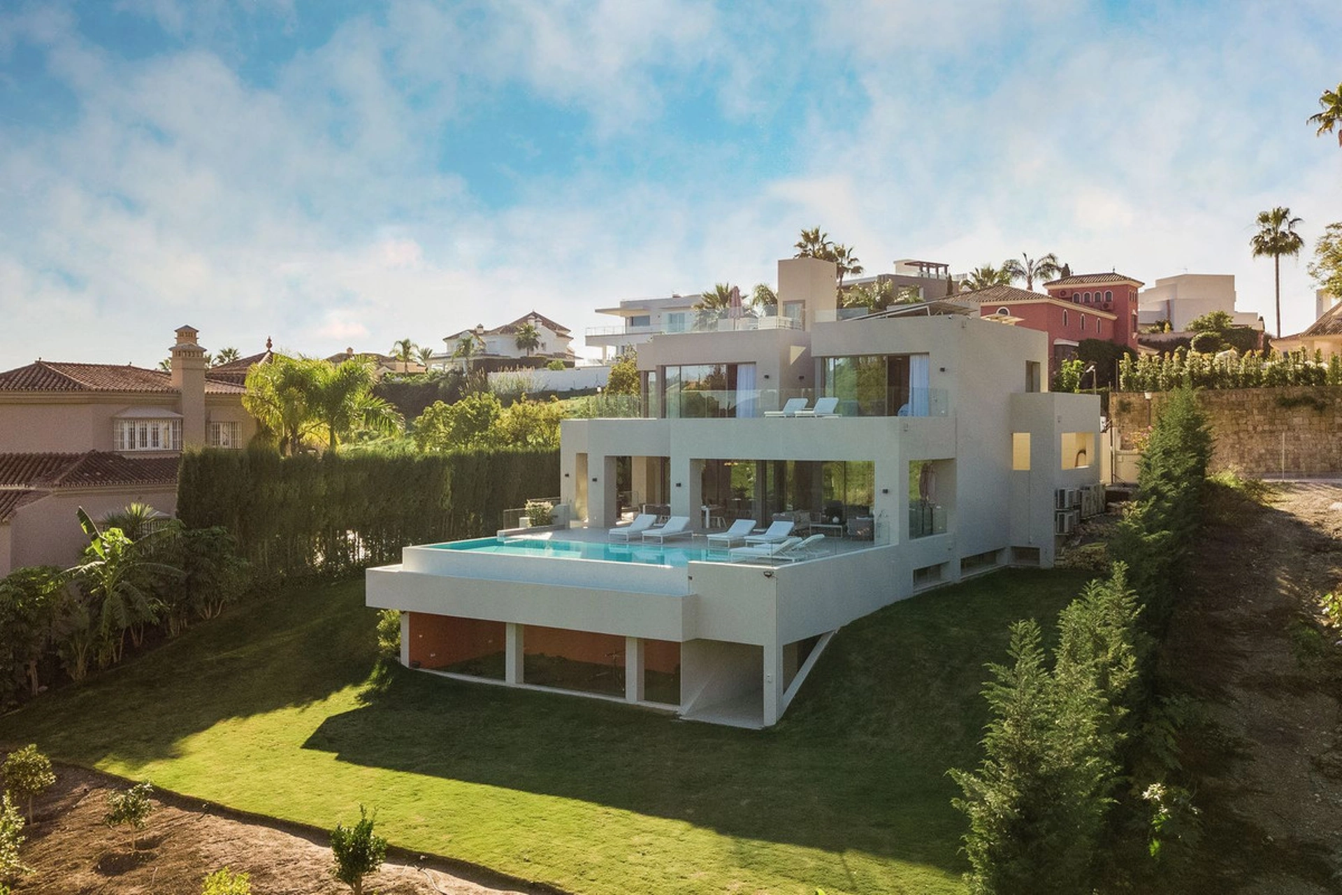 Villa en venta en Nueva Andalucia, Marbella