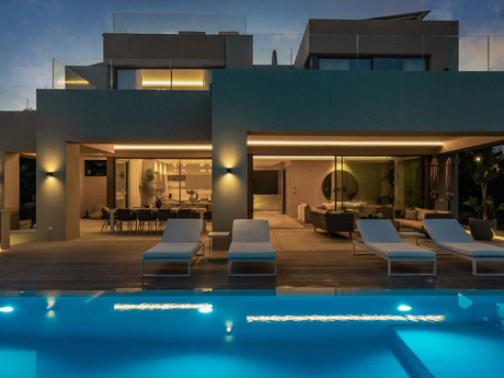Villa en venta en Nueva Andalucia, Marbella