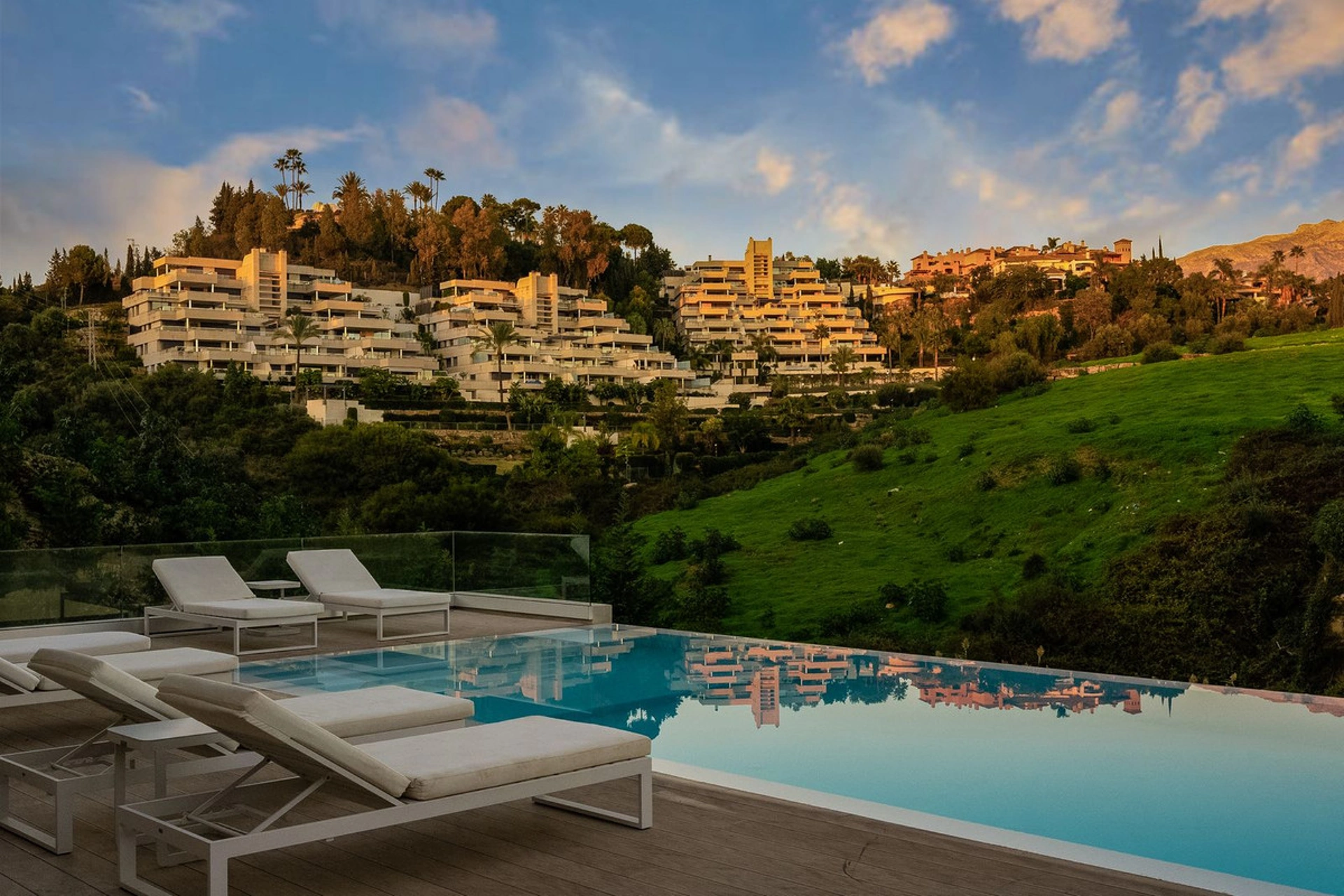 Villa en venta en Nueva Andalucia, Marbella