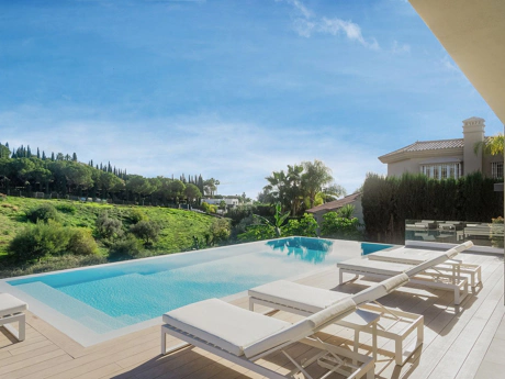 Villa en venta en Nueva Andalucia, Marbella
