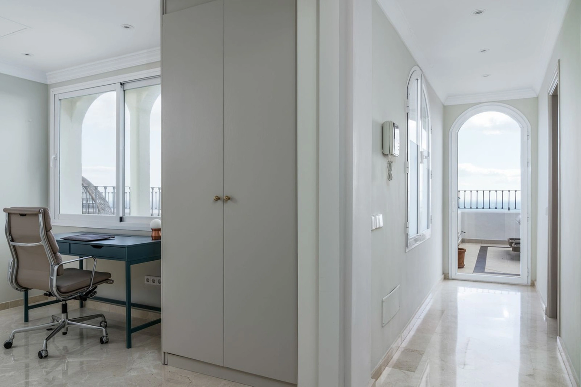Apartment for sale in Benahavis
