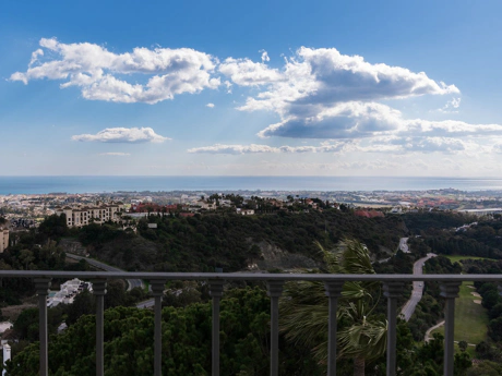 Apartment for sale in Benahavis