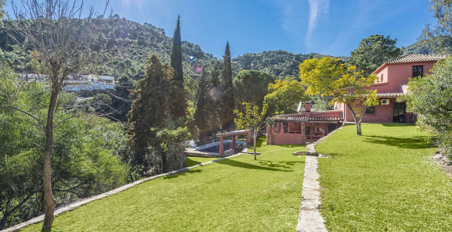 Villa for sale in Benahavis
