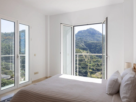 Villa for sale in Benahavis