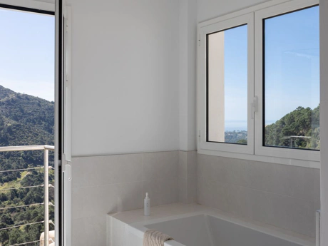 Villa for sale in Benahavis