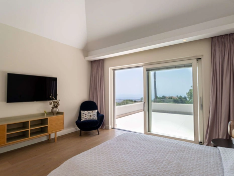 Villa for sale in Benahavis