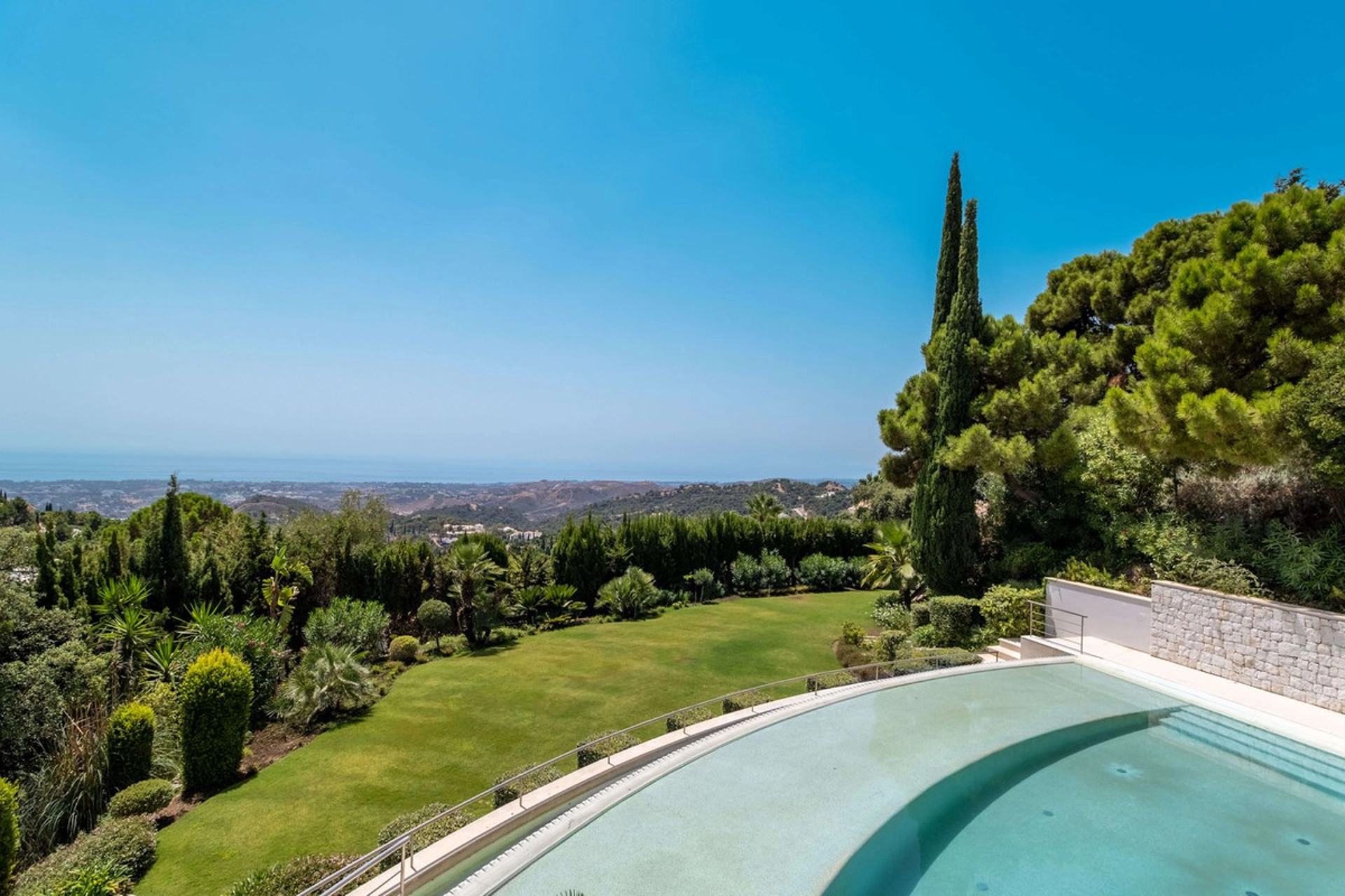 Villa for sale in Benahavis