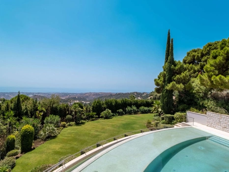 Villa for sale in Benahavis