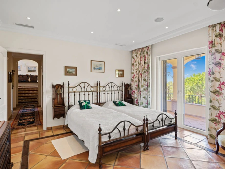 Villa for sale in Benahavis