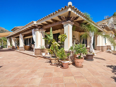 Villa for sale in Benahavis