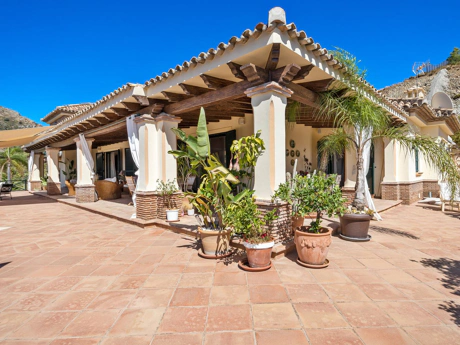 Villa for sale in Benahavis