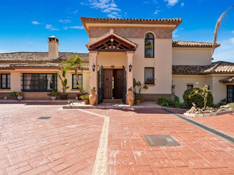 Villa for sale in Benahavis