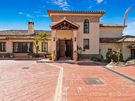 Villa for sale in Benahavis