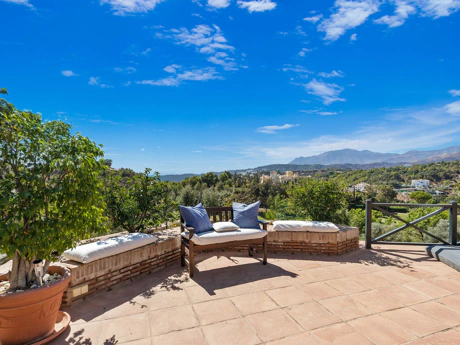 Villa for sale in Benahavis