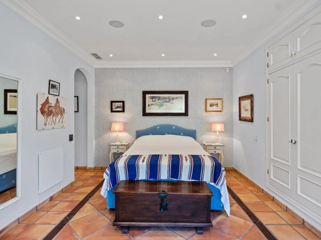 Villa for sale in Benahavis