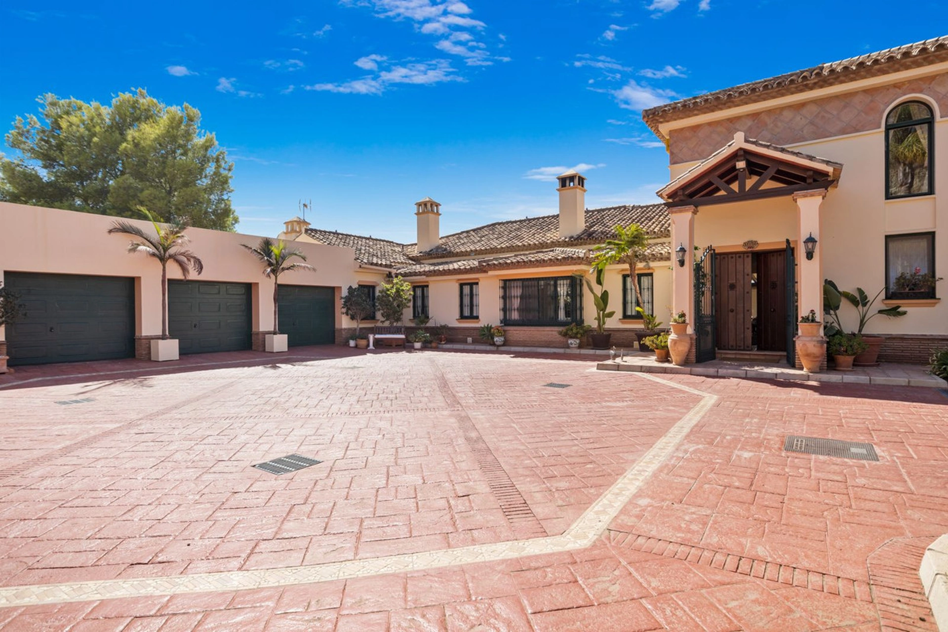 Villa for sale in Benahavis