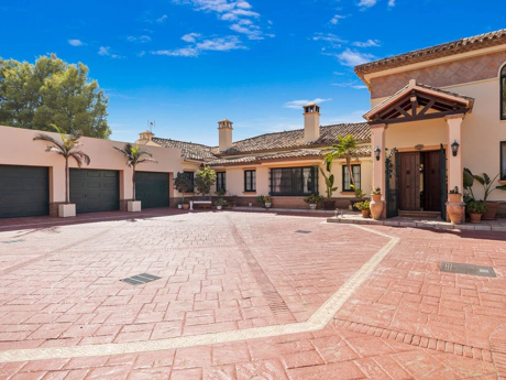 Villa for sale in Benahavis