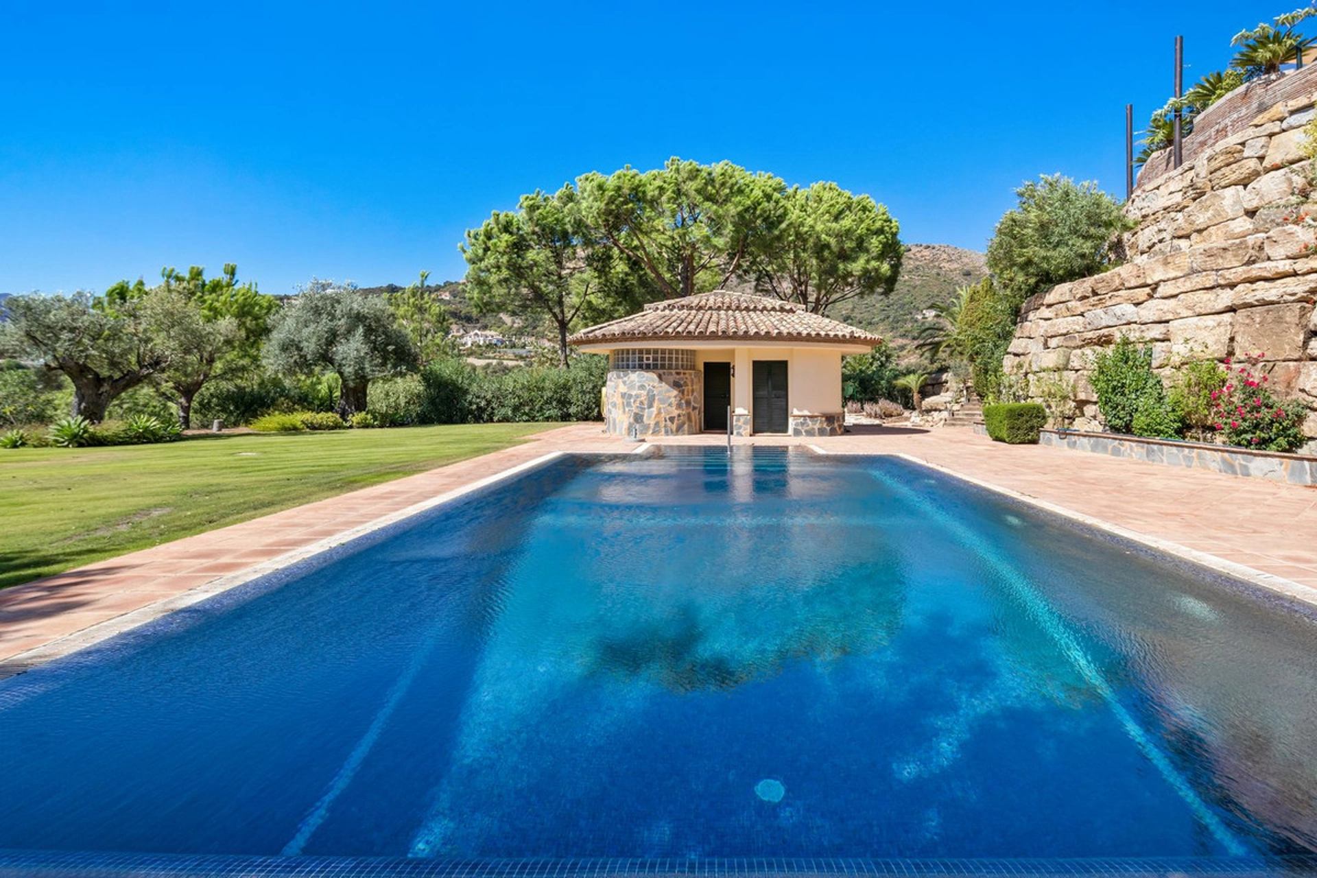 Villa for sale in Benahavis