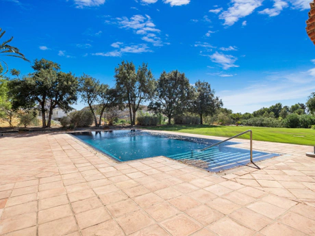 Villa for sale in Benahavis