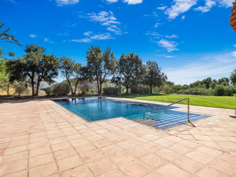 Villa for sale in Benahavis