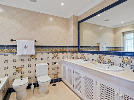 Villa for sale in Benahavis