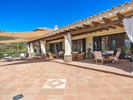 Villa for sale in Benahavis