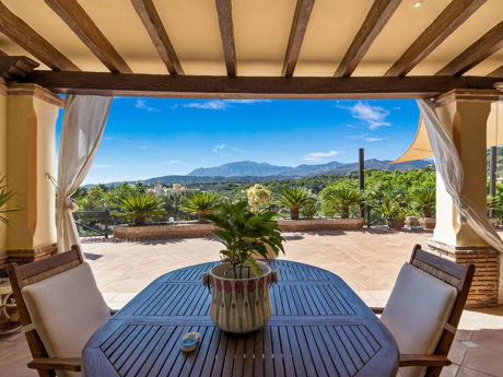 Villa for sale in Benahavis