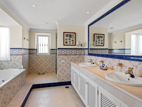 Villa for sale in Benahavis
