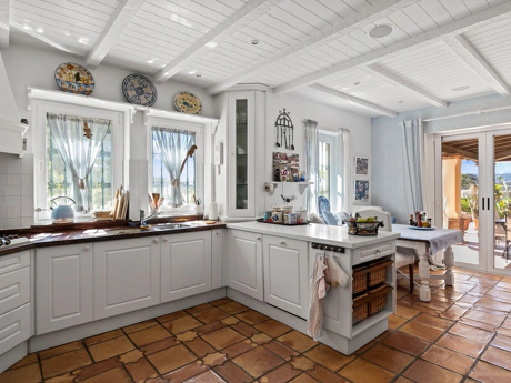 Villa for sale in Benahavis