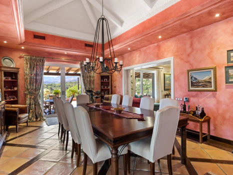 Villa for sale in Benahavis