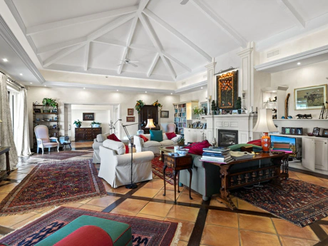 Villa for sale in Benahavis