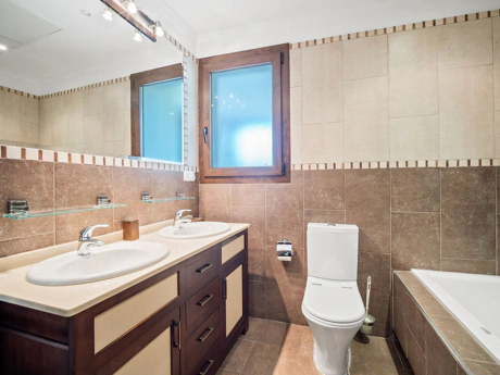 Villa for sale in Benahavis