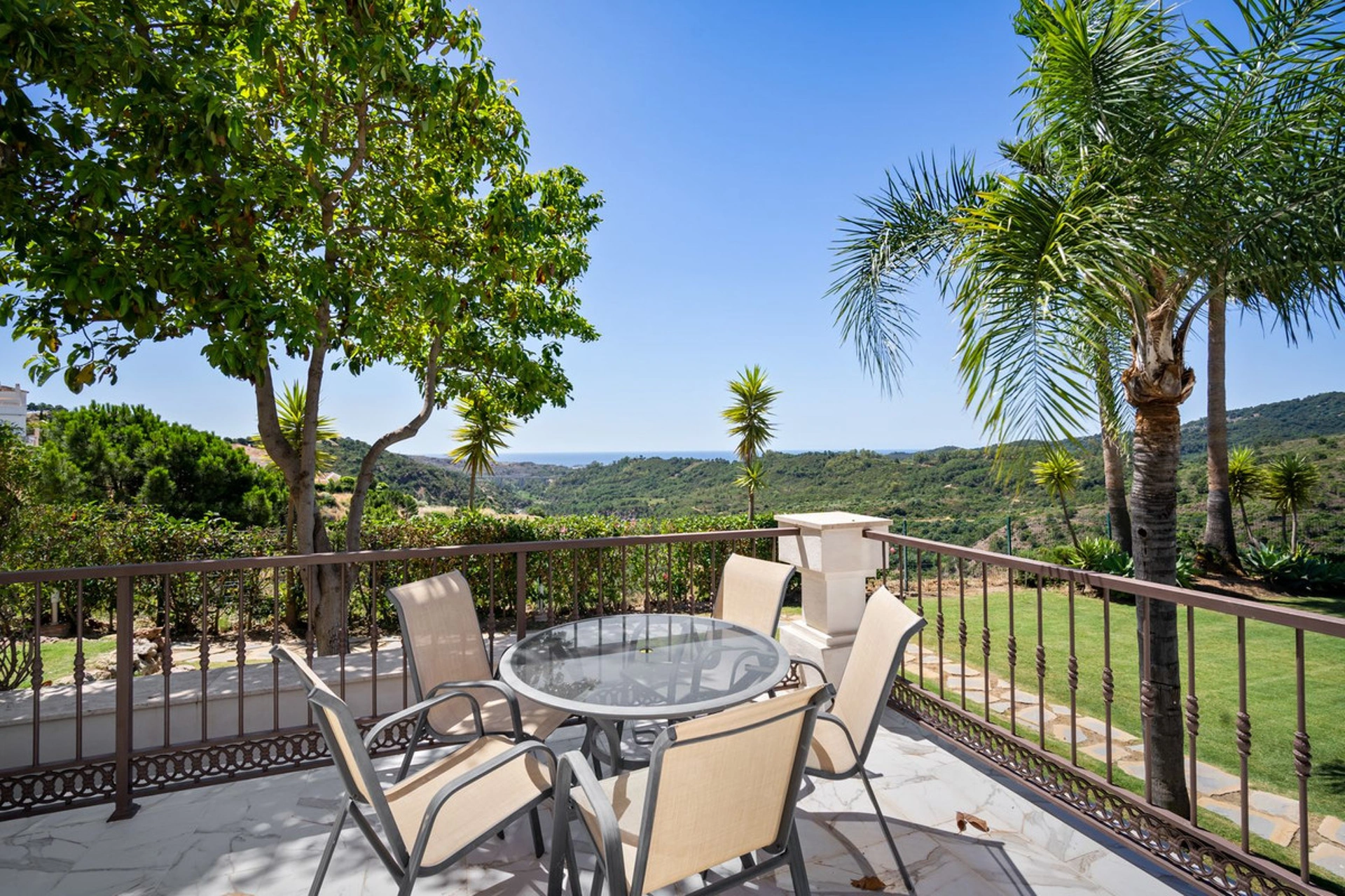 Villa for sale in Benahavis