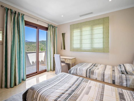 Villa for sale in Benahavis