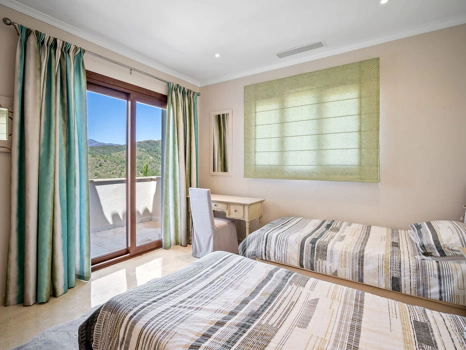 Villa for sale in Benahavis