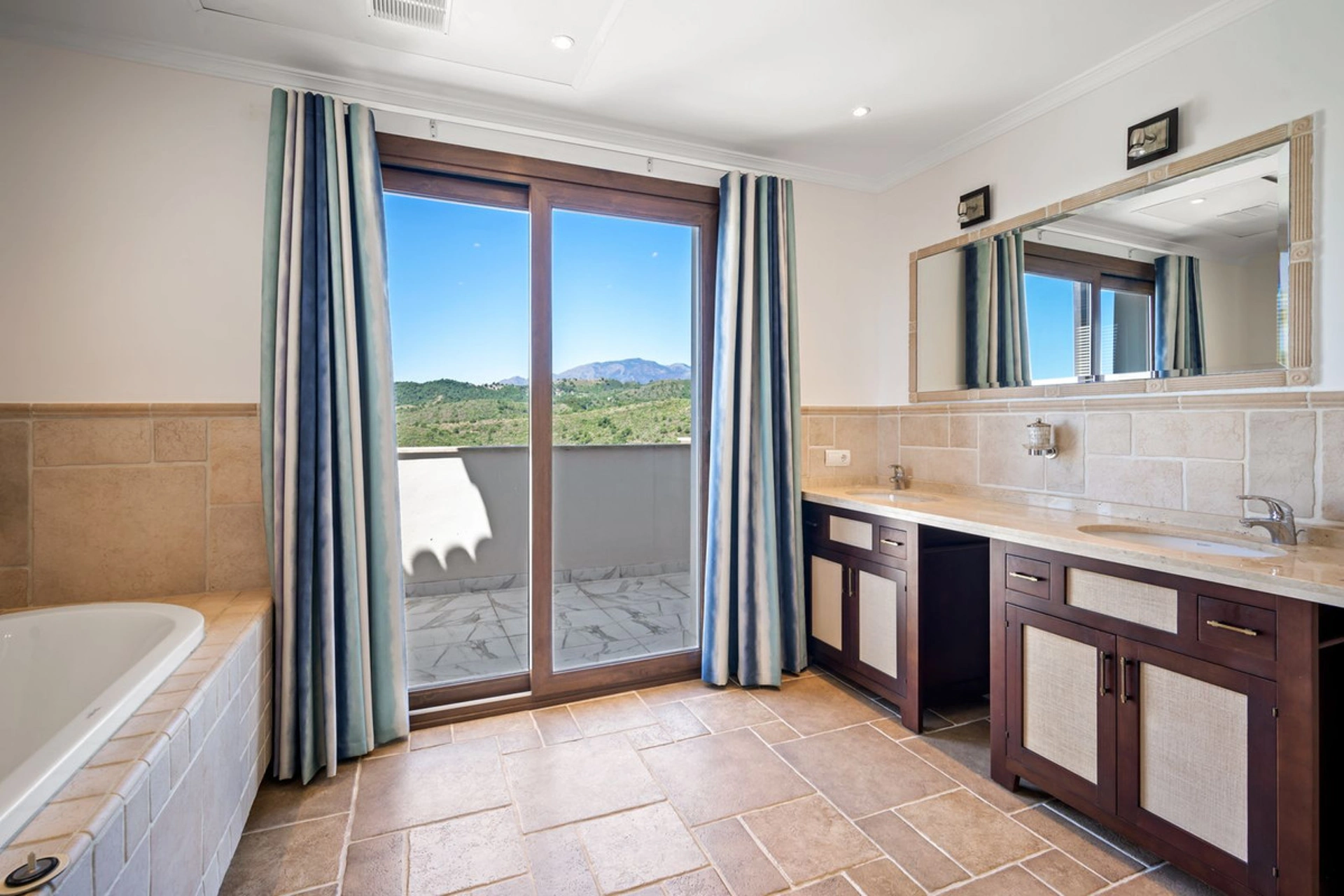 Villa for sale in Benahavis