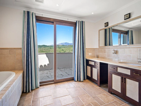 Villa for sale in Benahavis